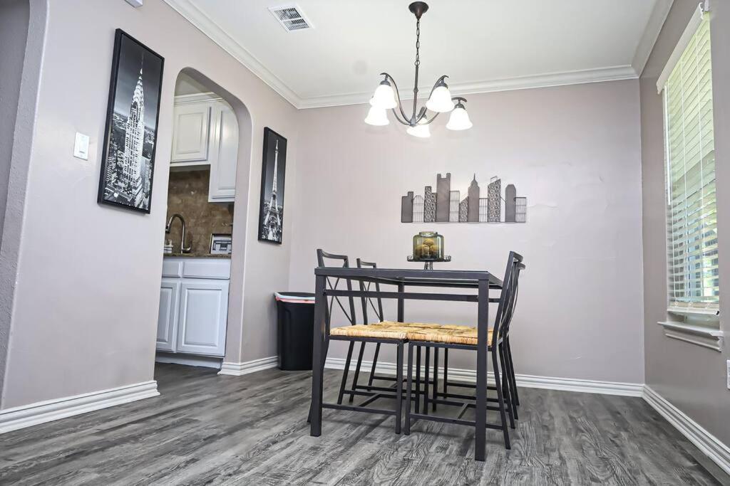 Comfy Two-Bedroom Apartment In Арлінгтон Екстер'єр фото